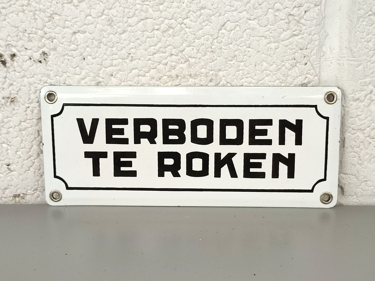Enamel sign &#39;no smoking&#39;