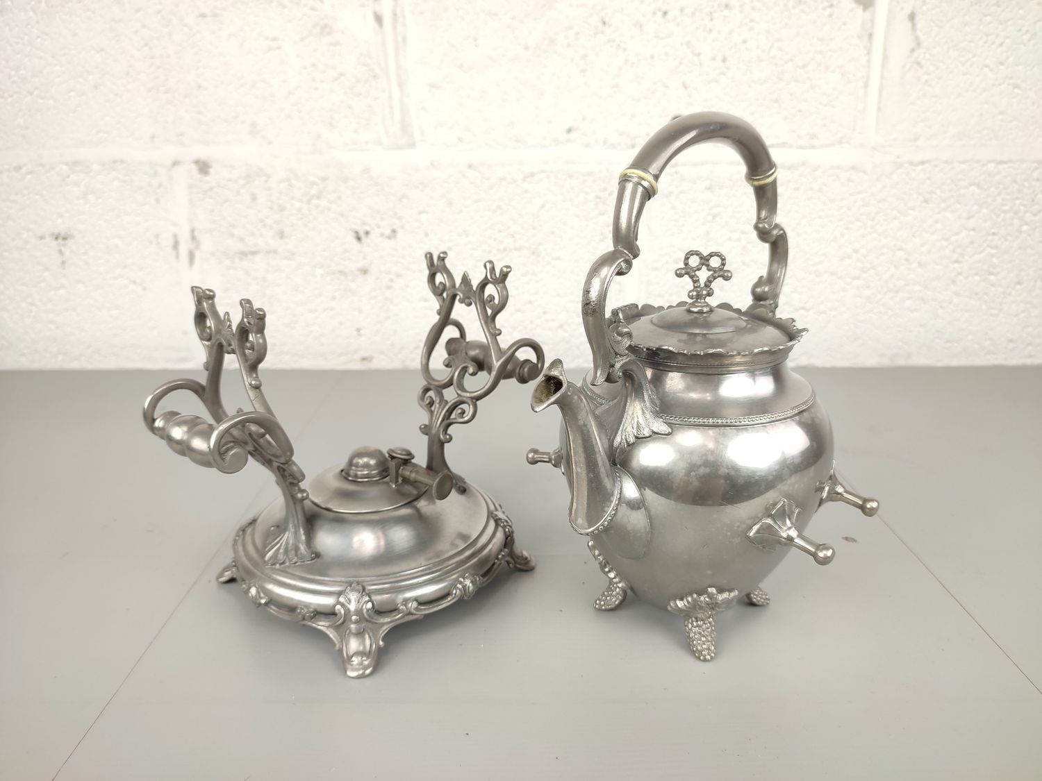 Antique tea kettle / bouilloire