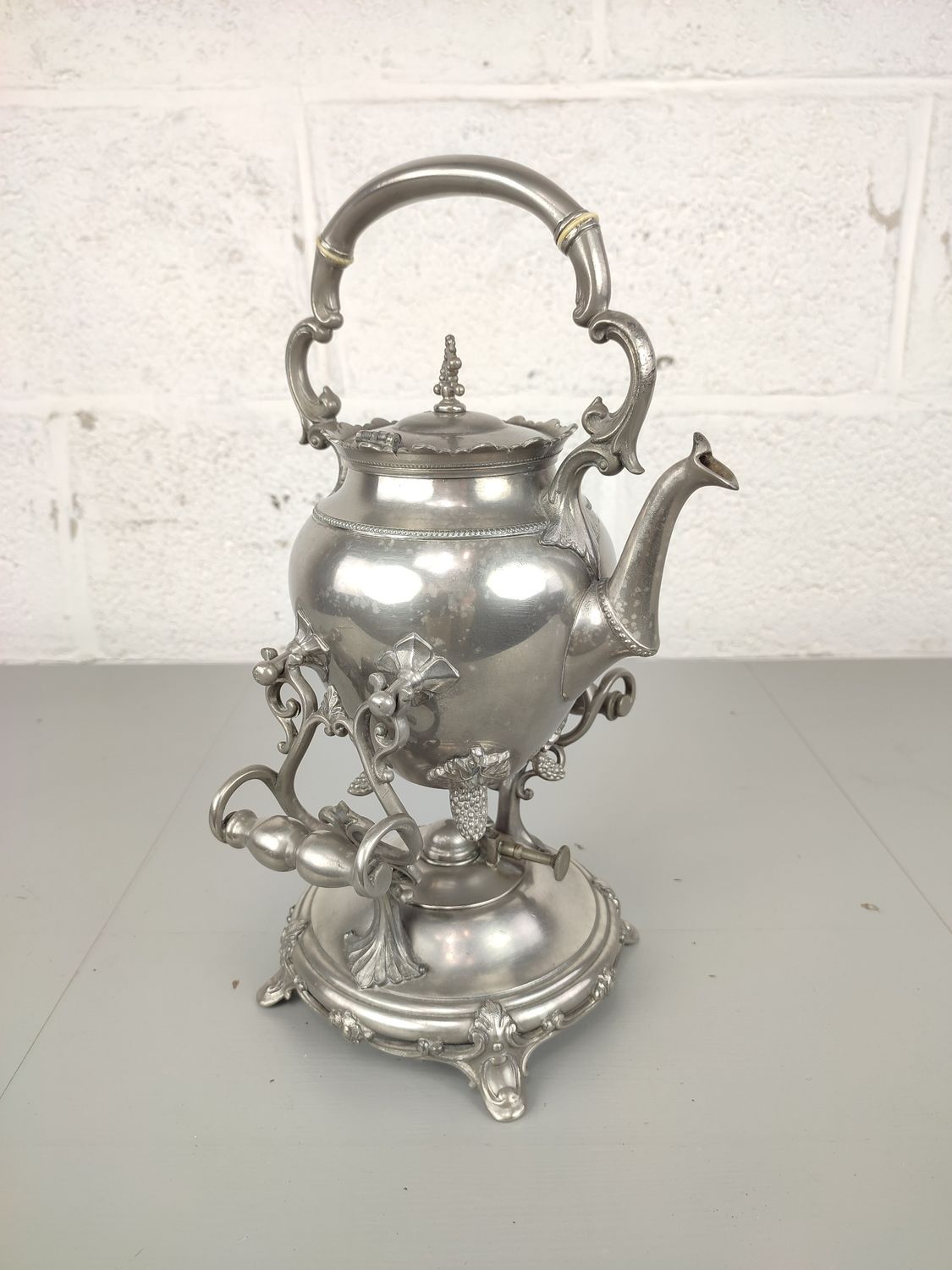 Antique tea kettle / bouilloire