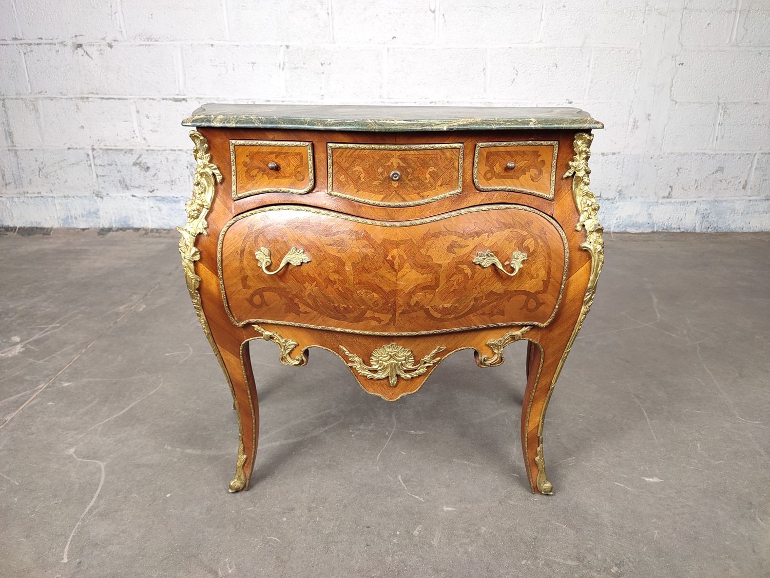 Wooden chest of crawers in Louis XV style