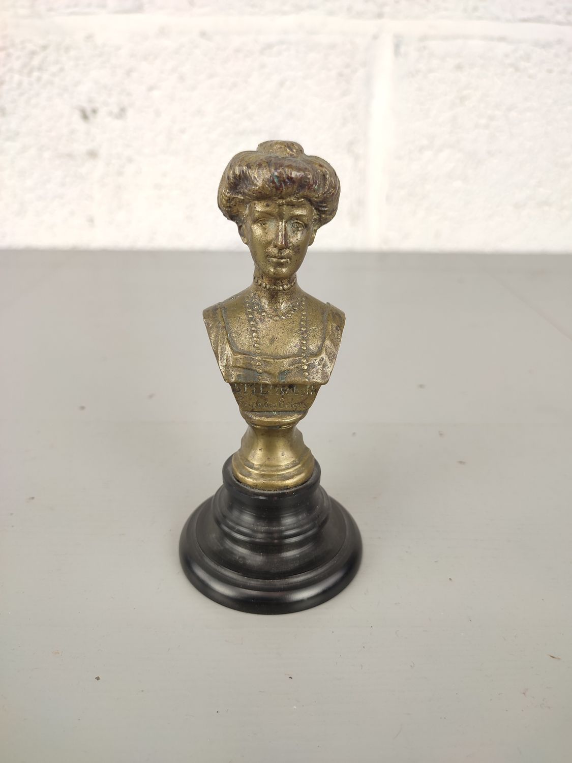 Small bronze bust of Queen Elisabeth