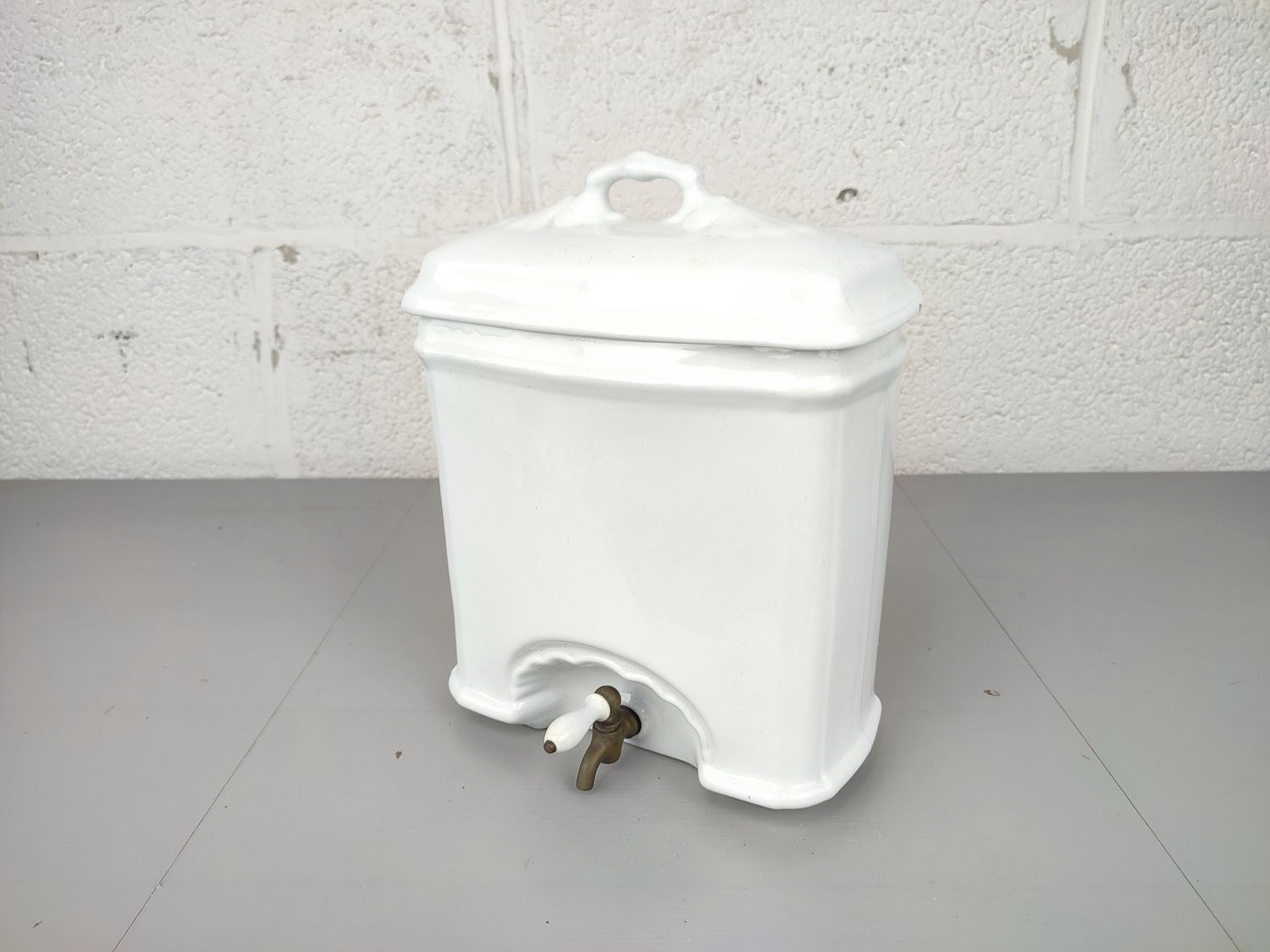 Porcelain water reservoir Petrus Regout
