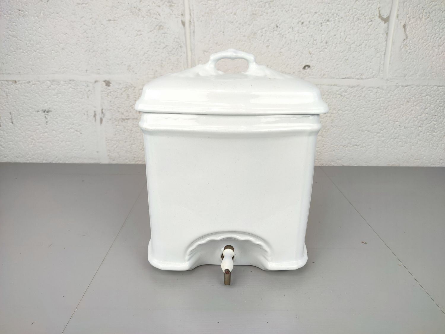 Porcelain water reservoir Petrus Regout