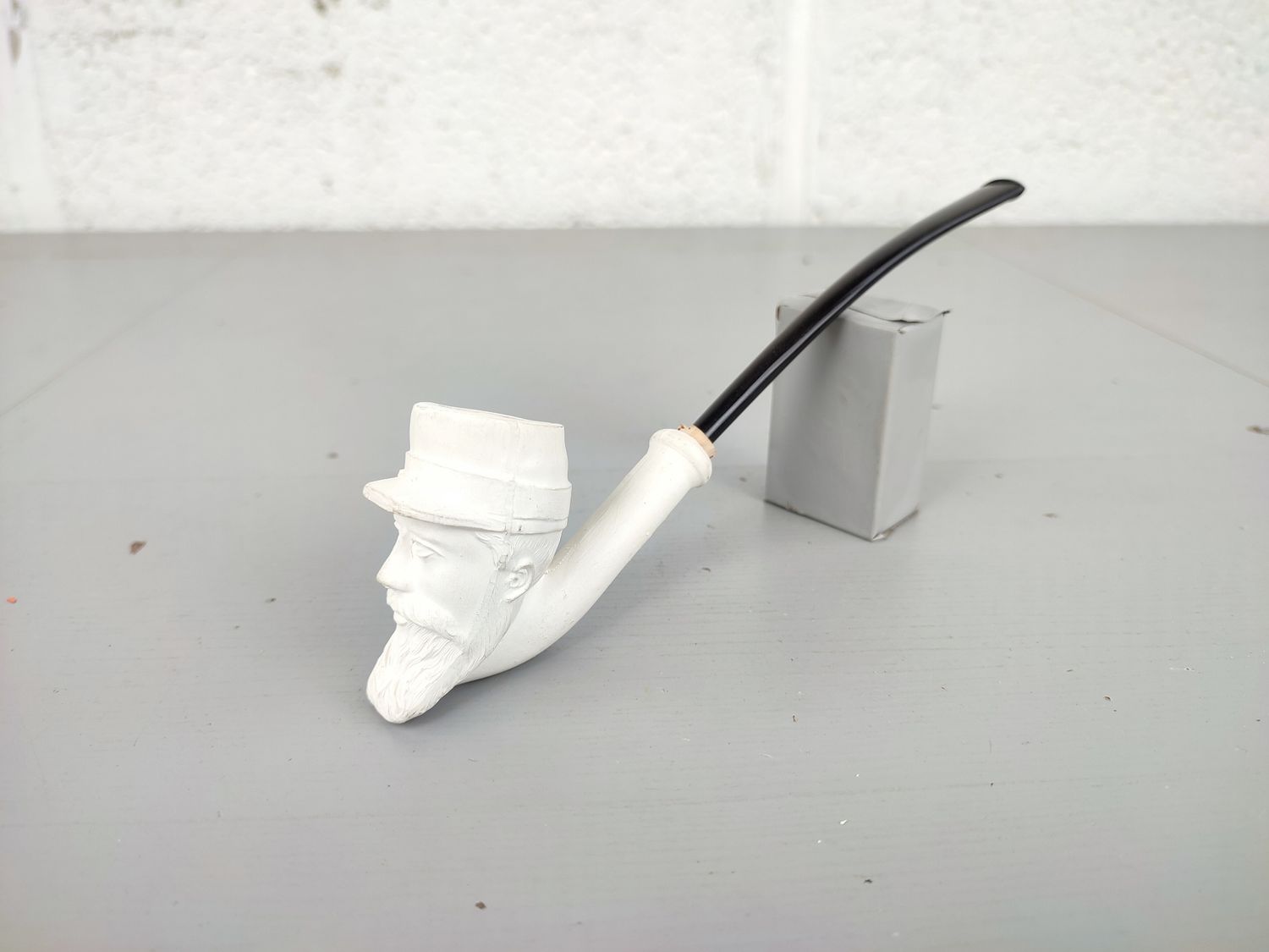 Old clay pipe Job Clerc
