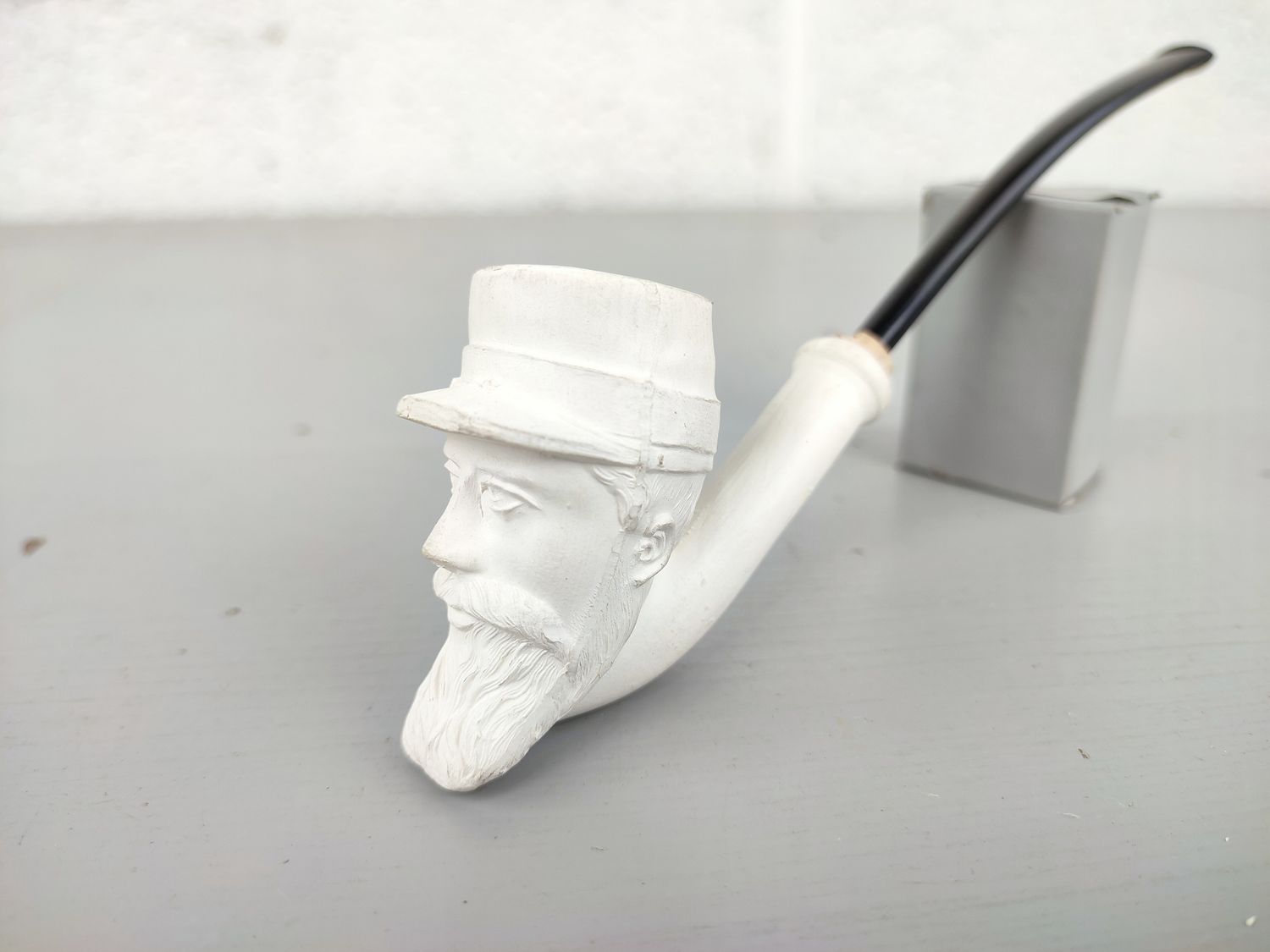 Old clay pipe Job Clerc