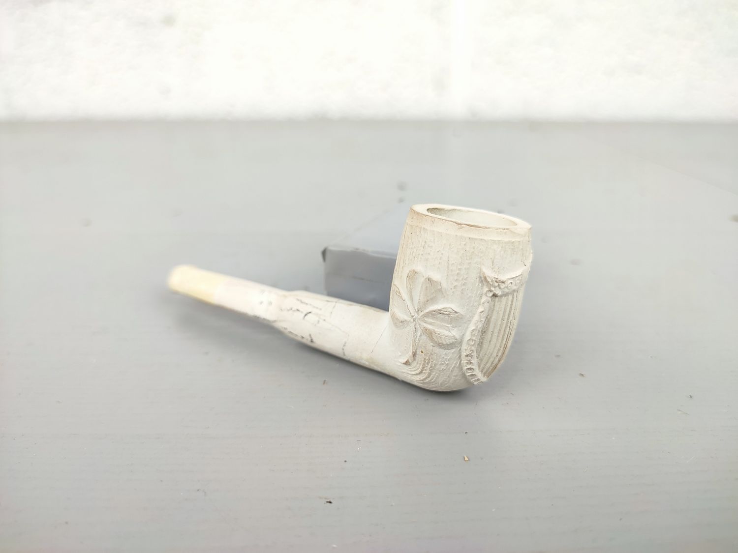 Old clay pipe W.G. Hedges