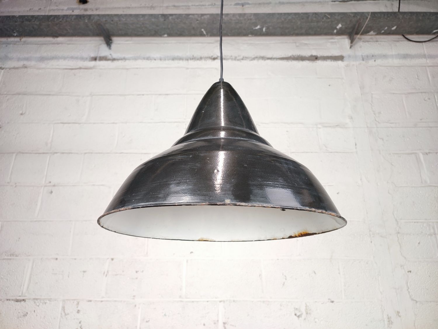 Industrial enamel pendant lamp