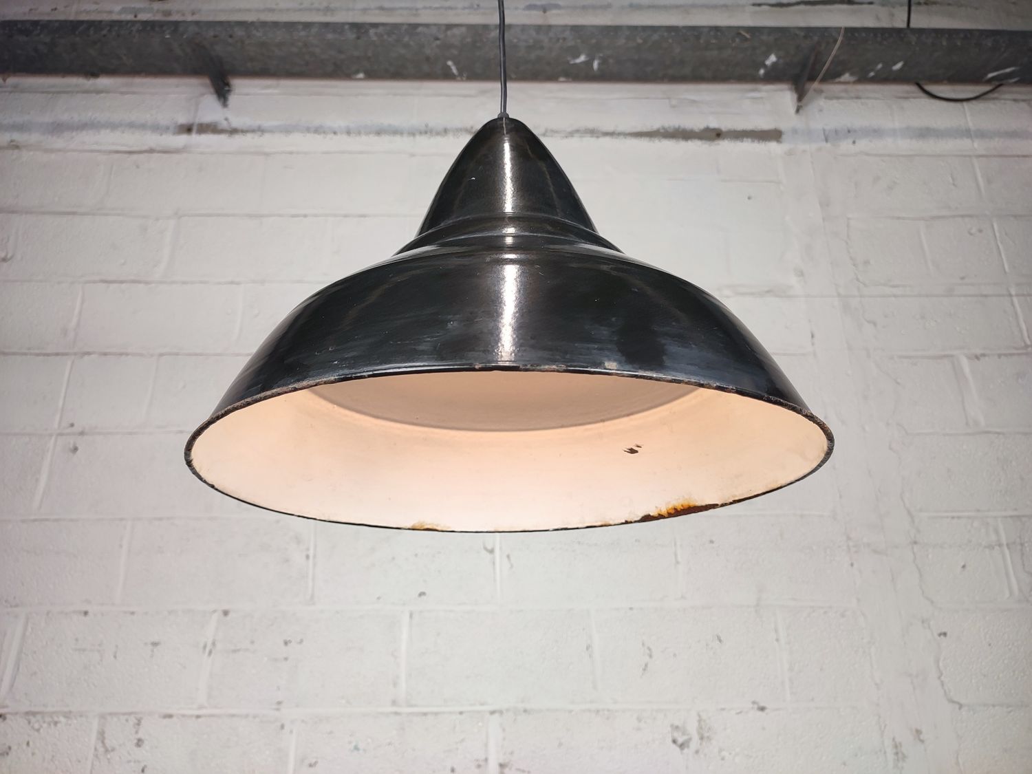 Industrial enamel pendant lamp