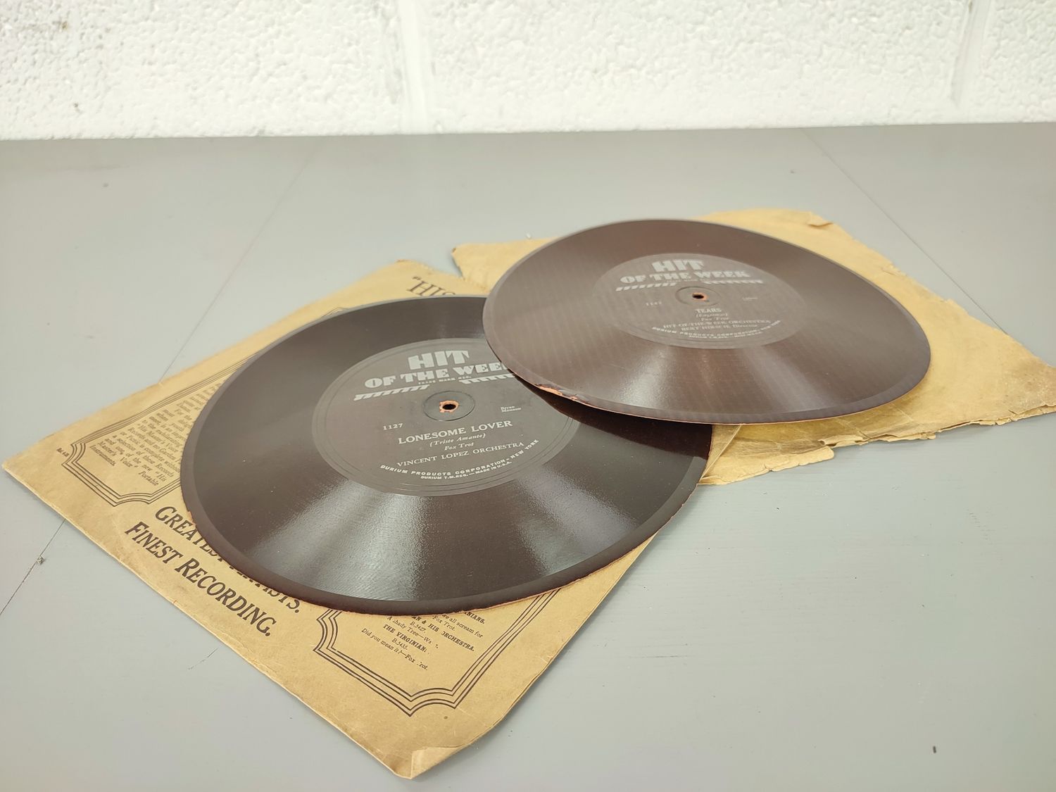 2 cardboard grammophone records