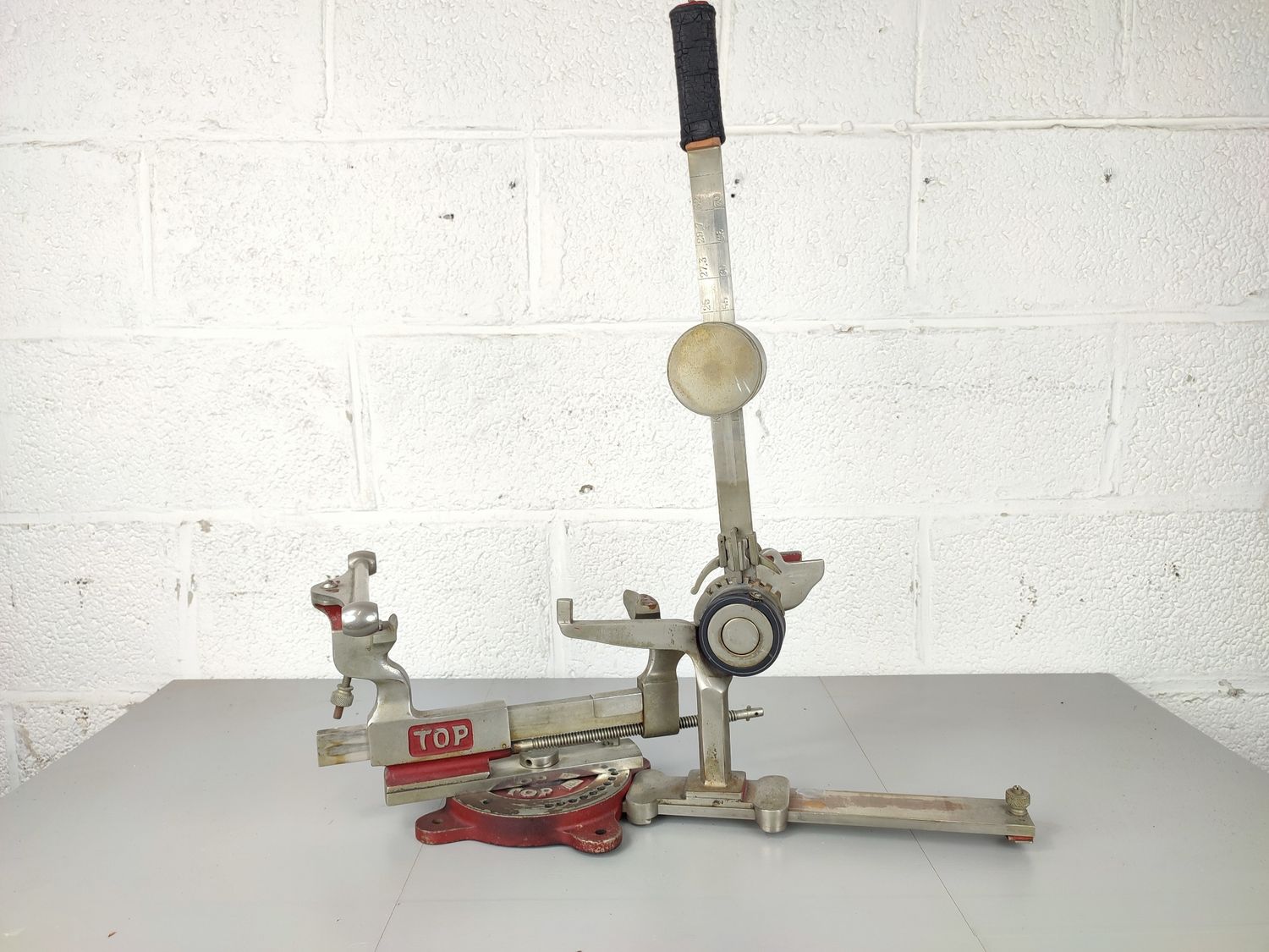 Vintage tennis racket string machine