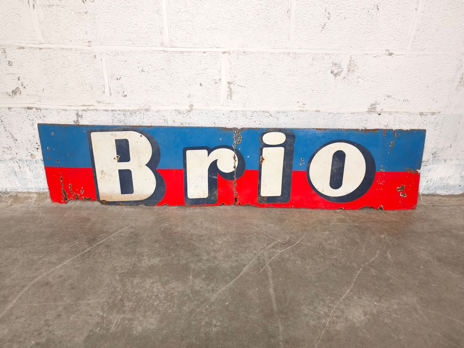 Large neon Tabac sign