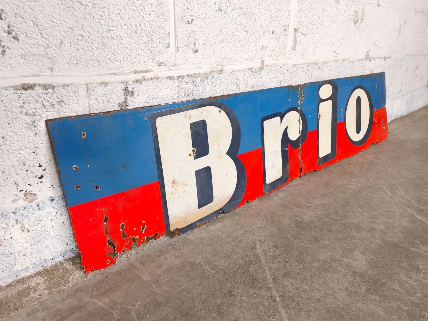 Large neon Tabac sign