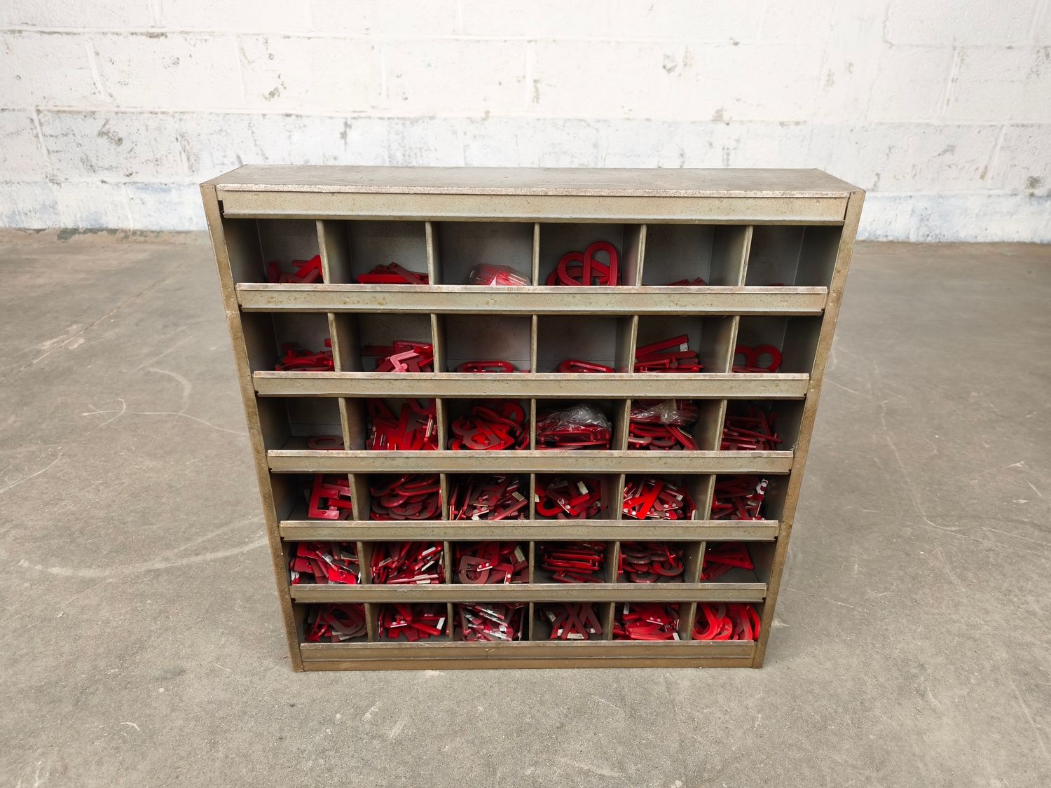 Metal compartment rack with numberplate letters