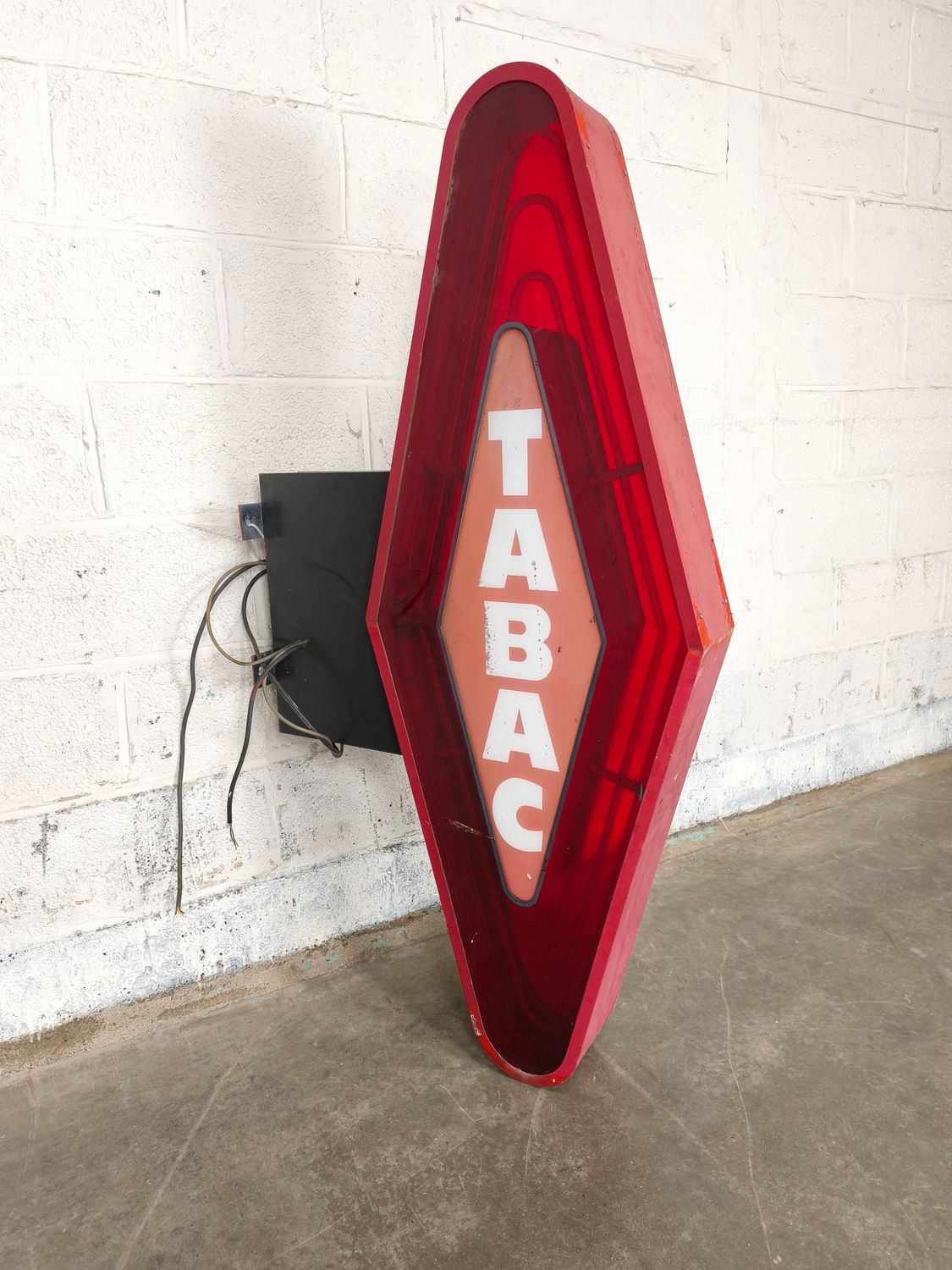 Large neon Tabac sign