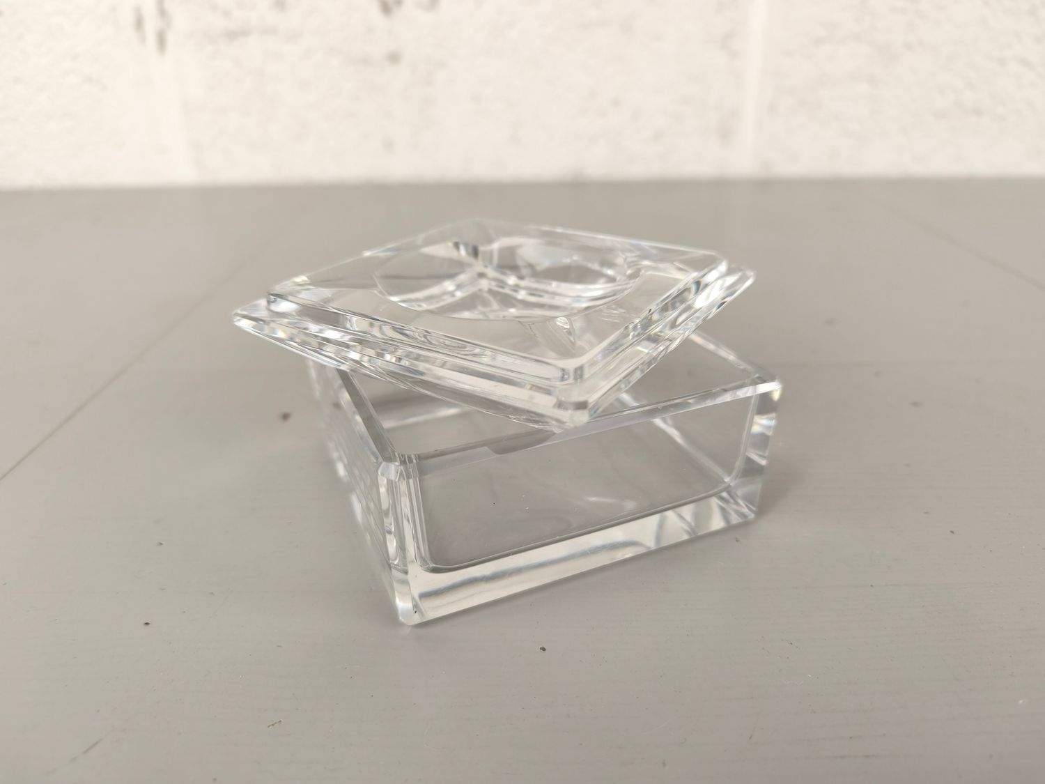 Crystal sigarette box with ashtray