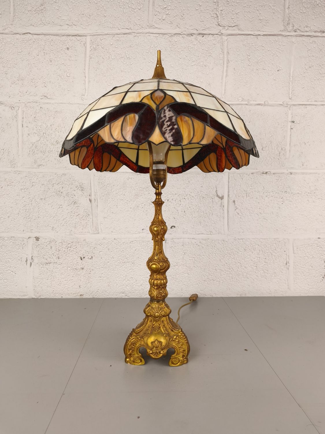 Large Tiffay lamp on brass base