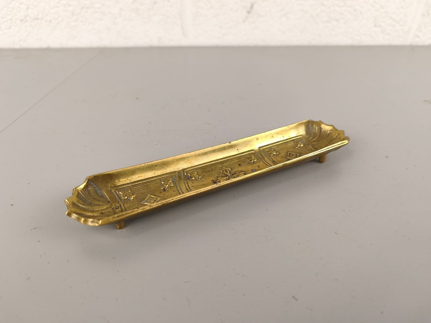 Brass tray for pens