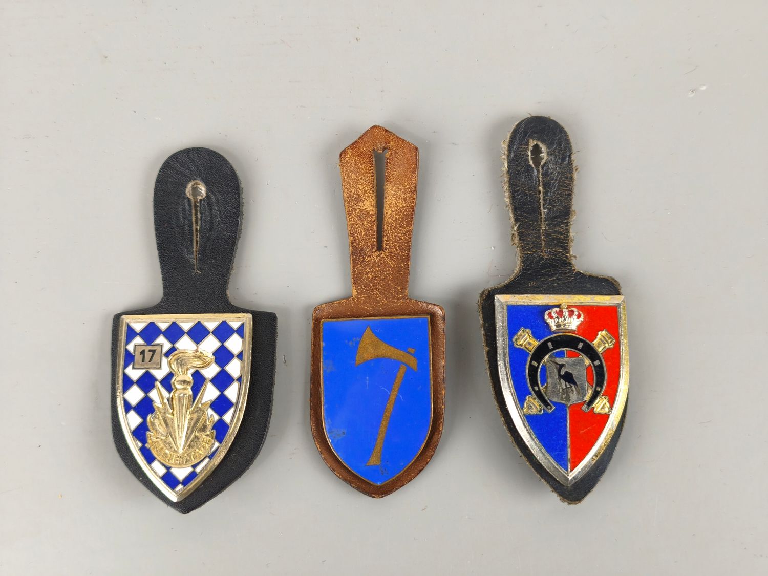 3 badges of the Belgian army and NATO.