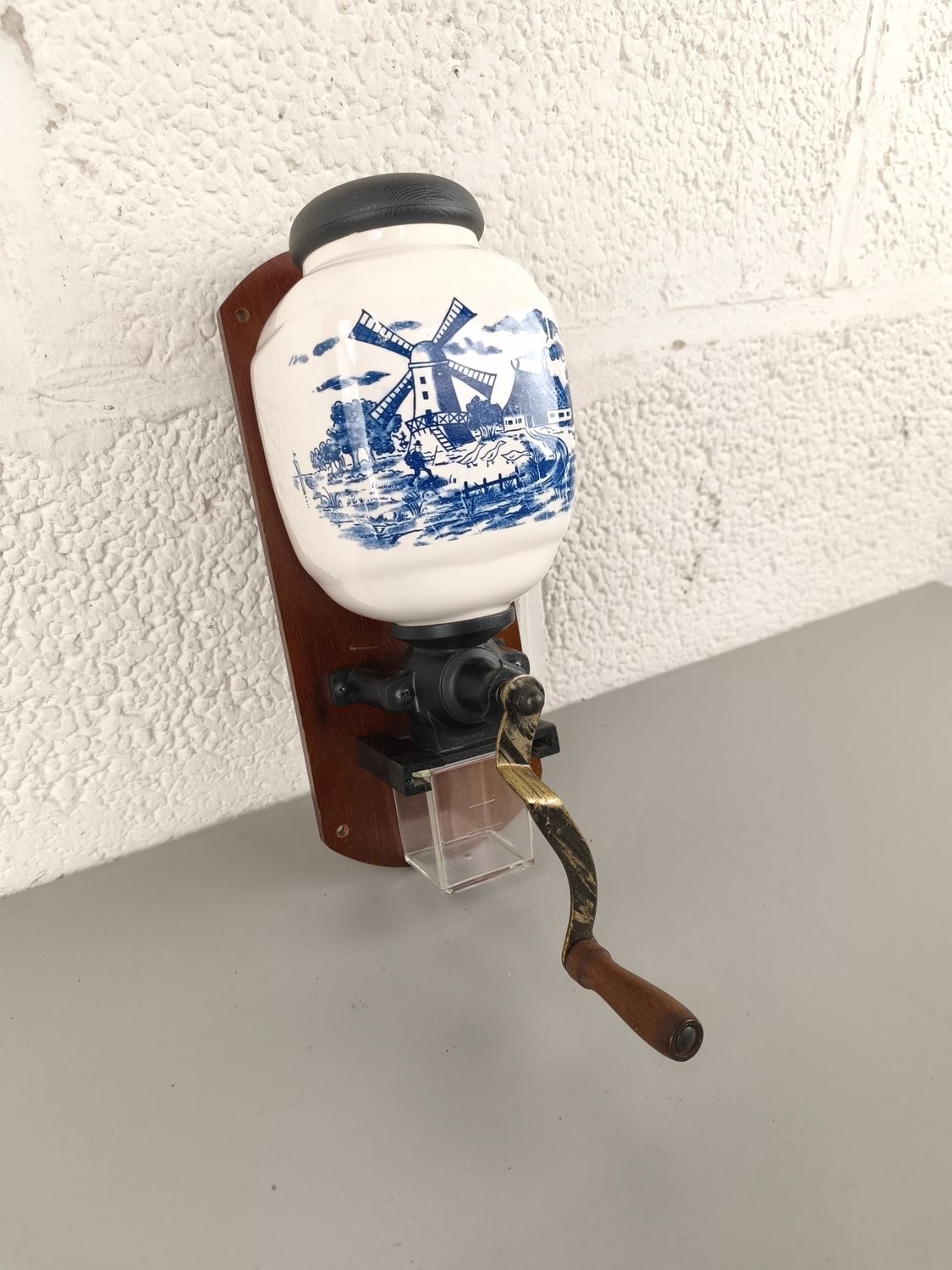 Wall coffee grinder