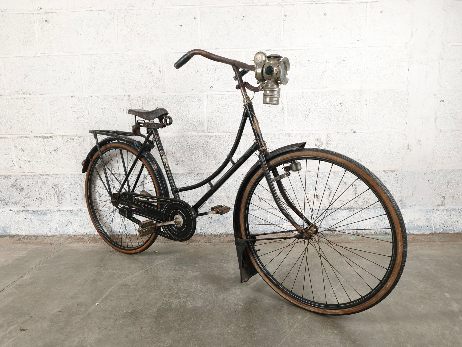 Antique bicycle from 'Cycles Daring'
