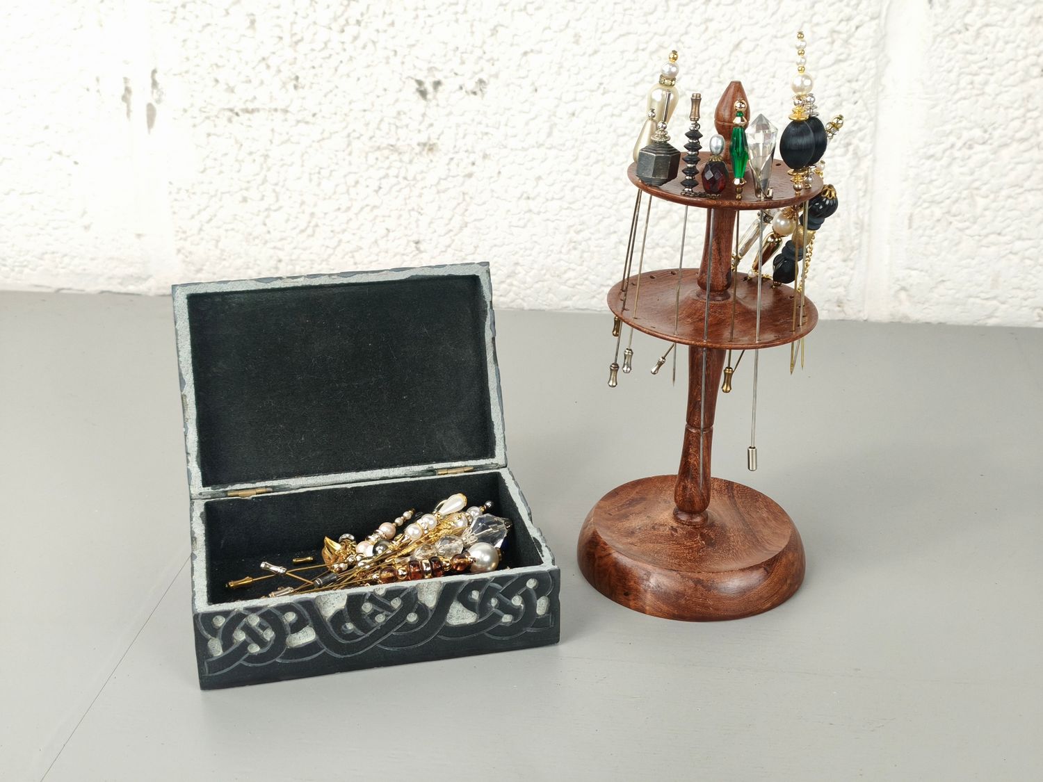 Collection vintage hat pins
