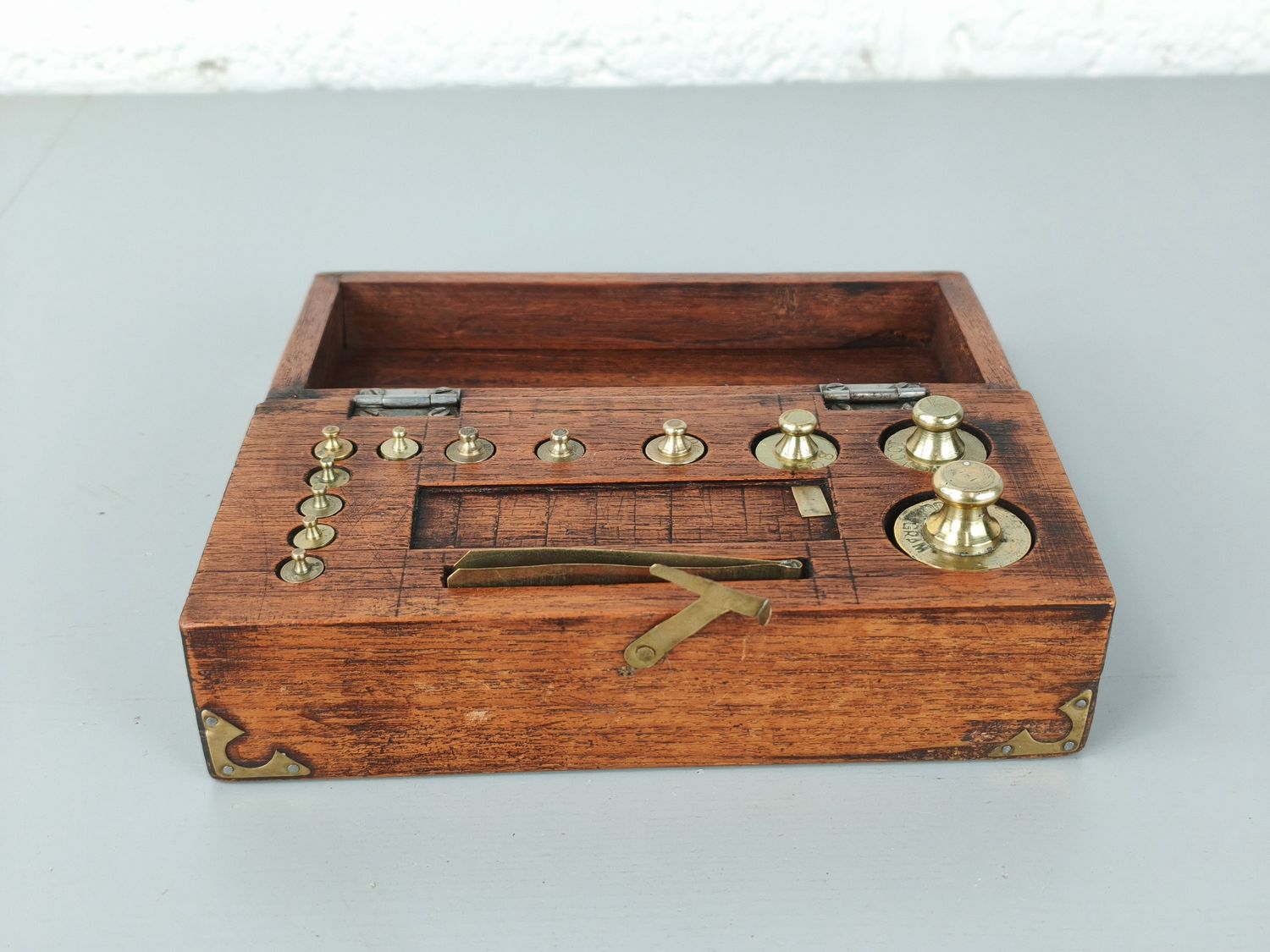 Complete set of weights