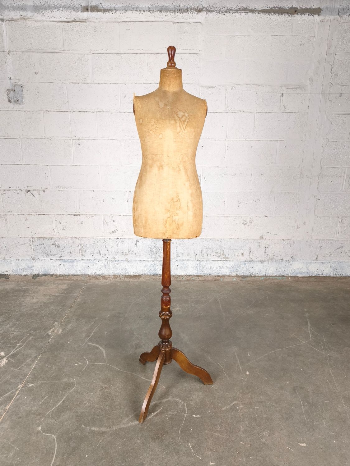 Very large mannequin