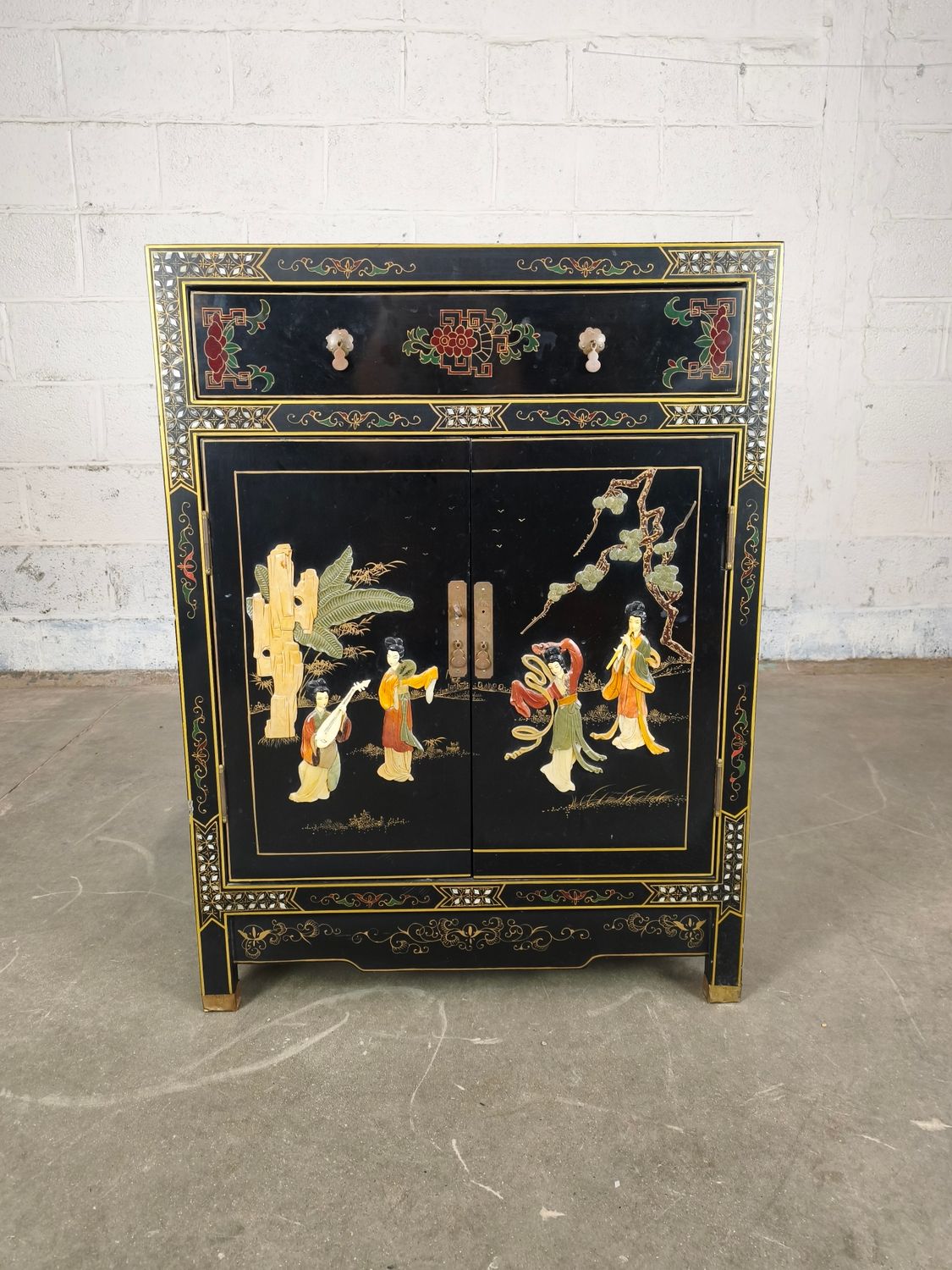 Chinese cabinet vit soapstone figures
