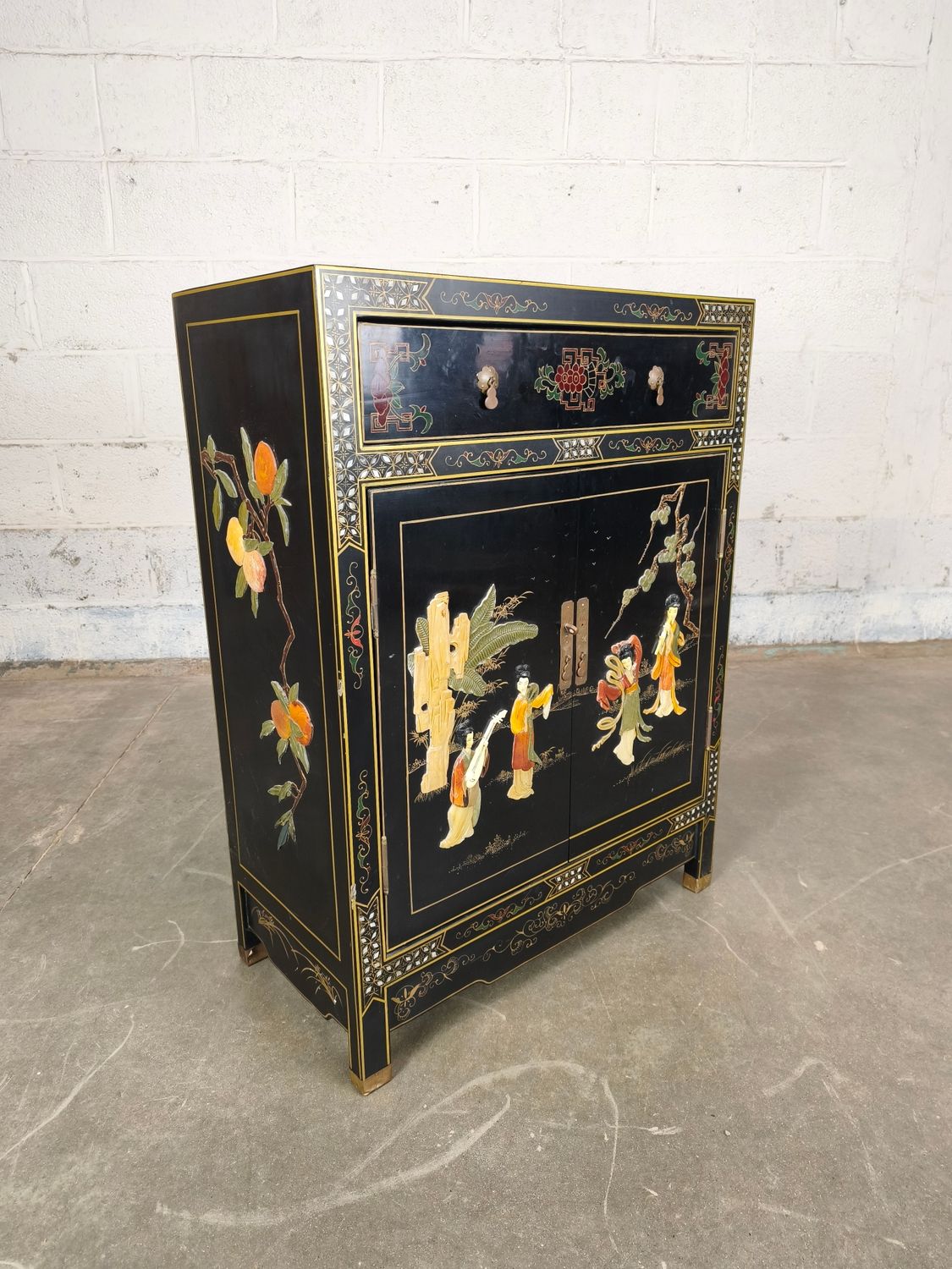 Chinese cabinet vit soapstone figures
