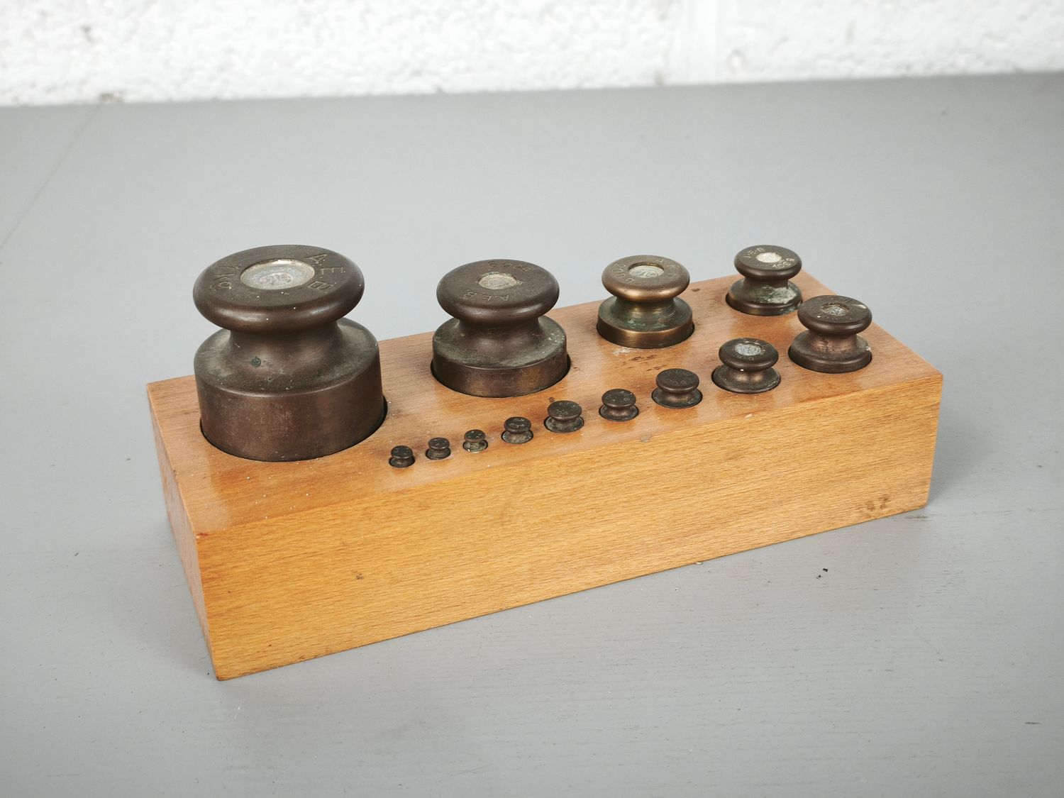 Complete set of weights