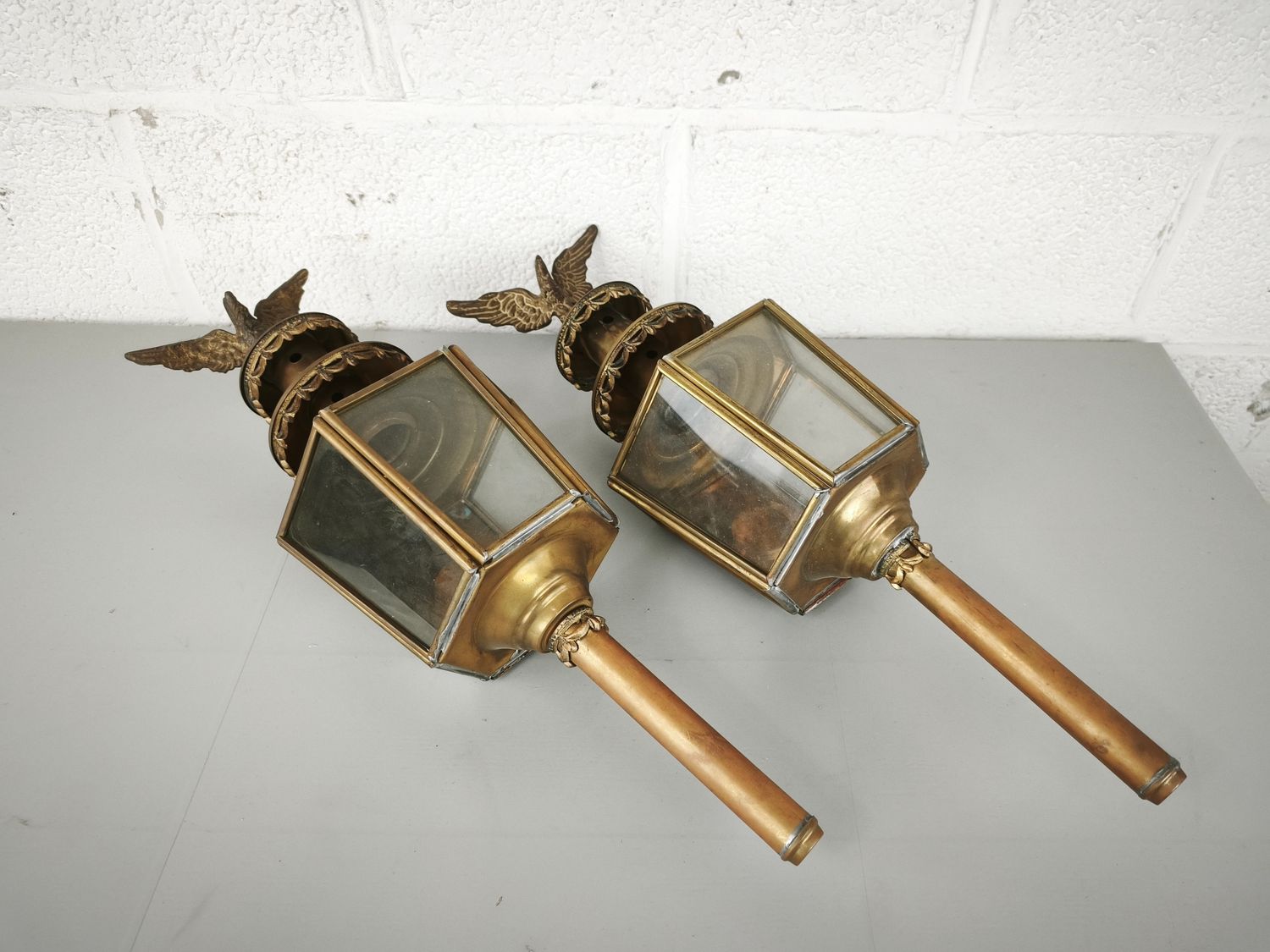 2 carriage lamps
