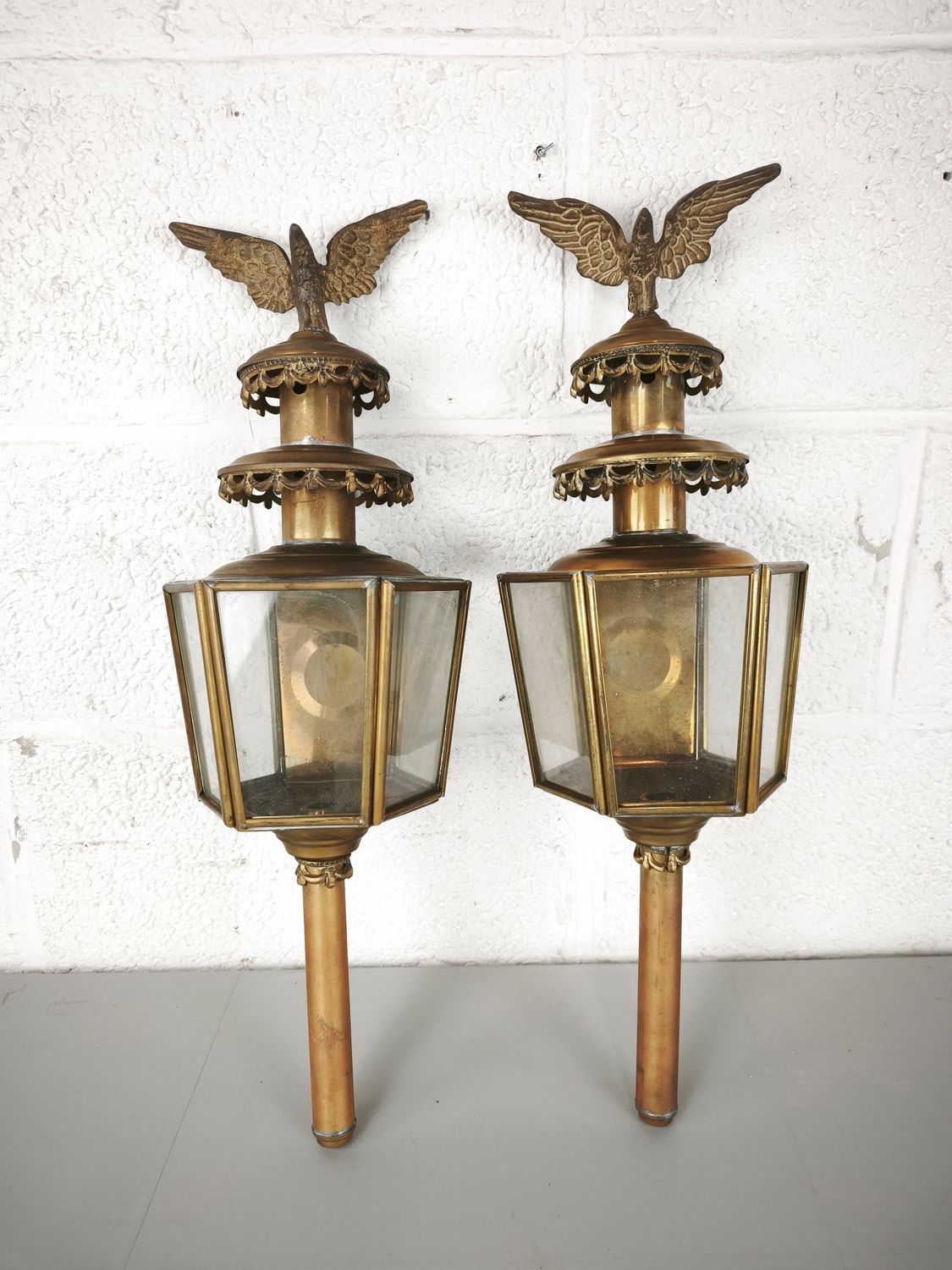 2 carriage lamps