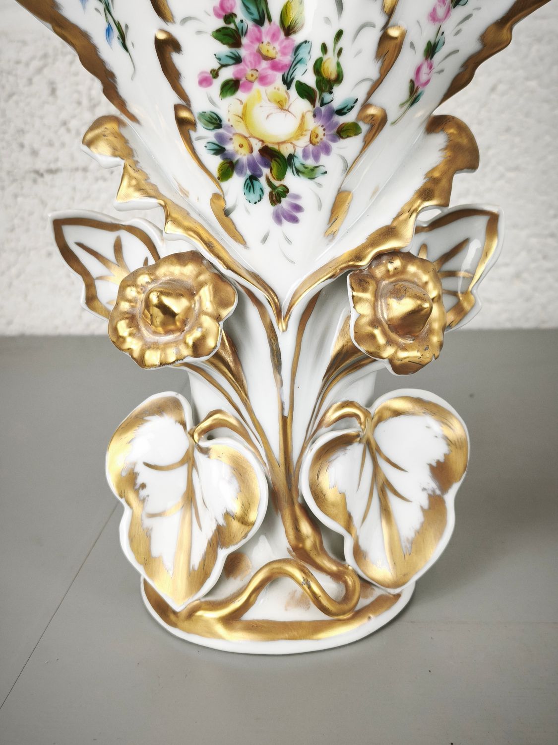 Pair of vieux Bruxelles / vieux Paris vases