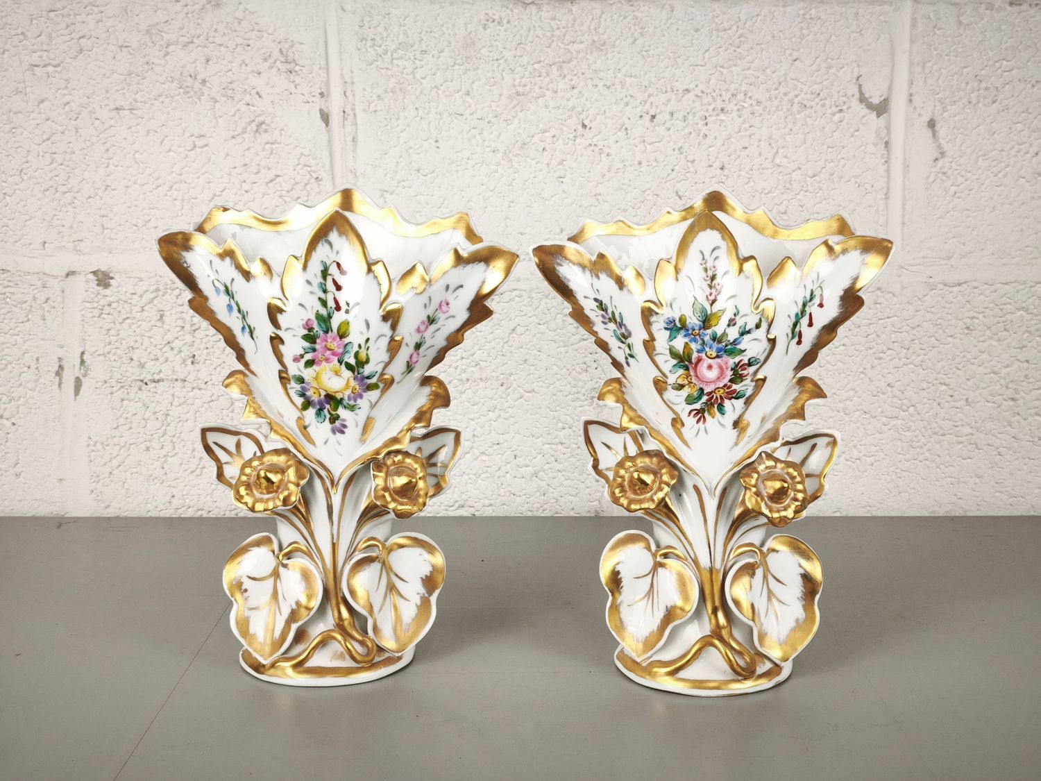 Pair of vieux Bruxelles / vieux Paris vases