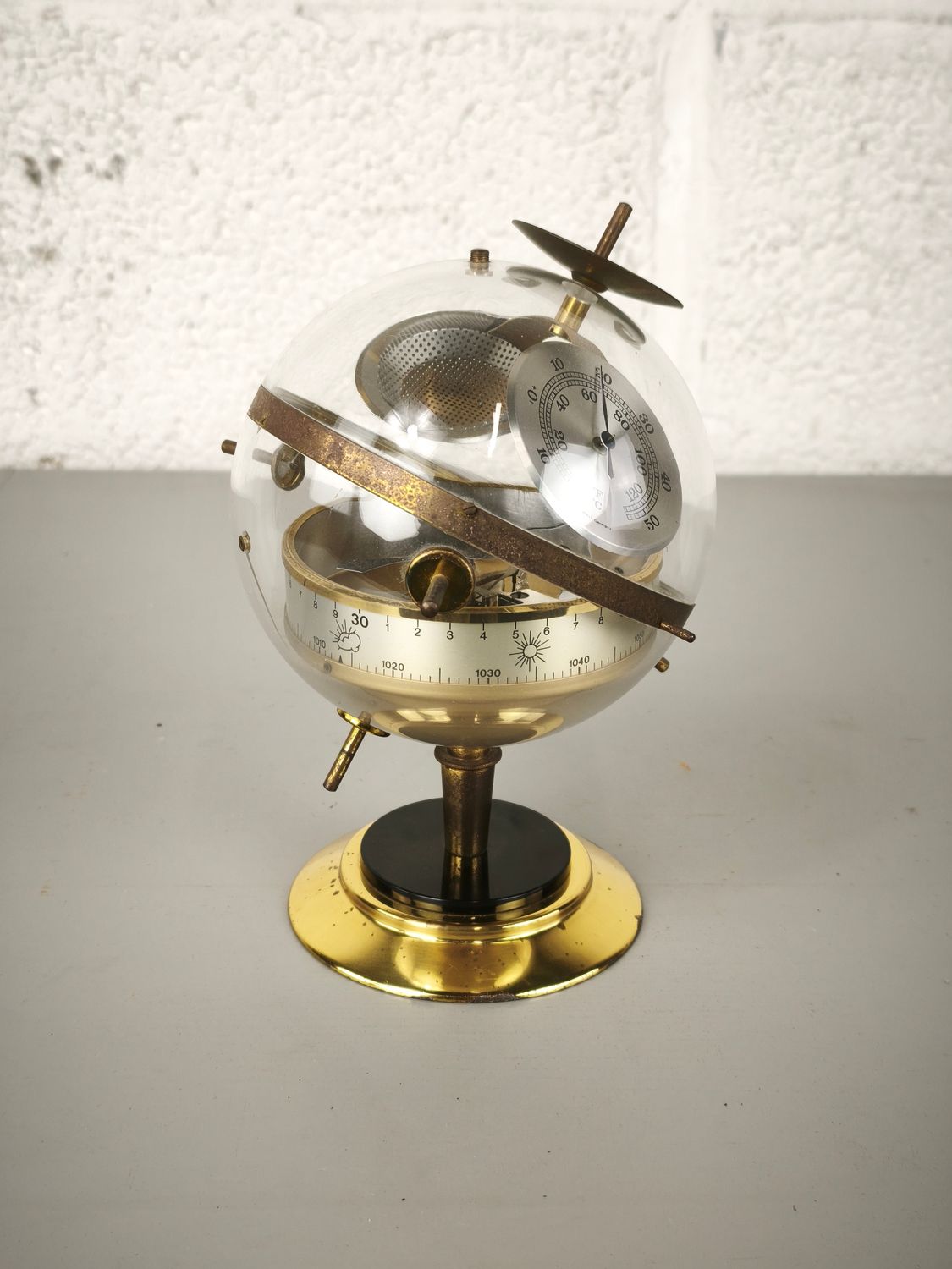 Vintage spoetnik weather station