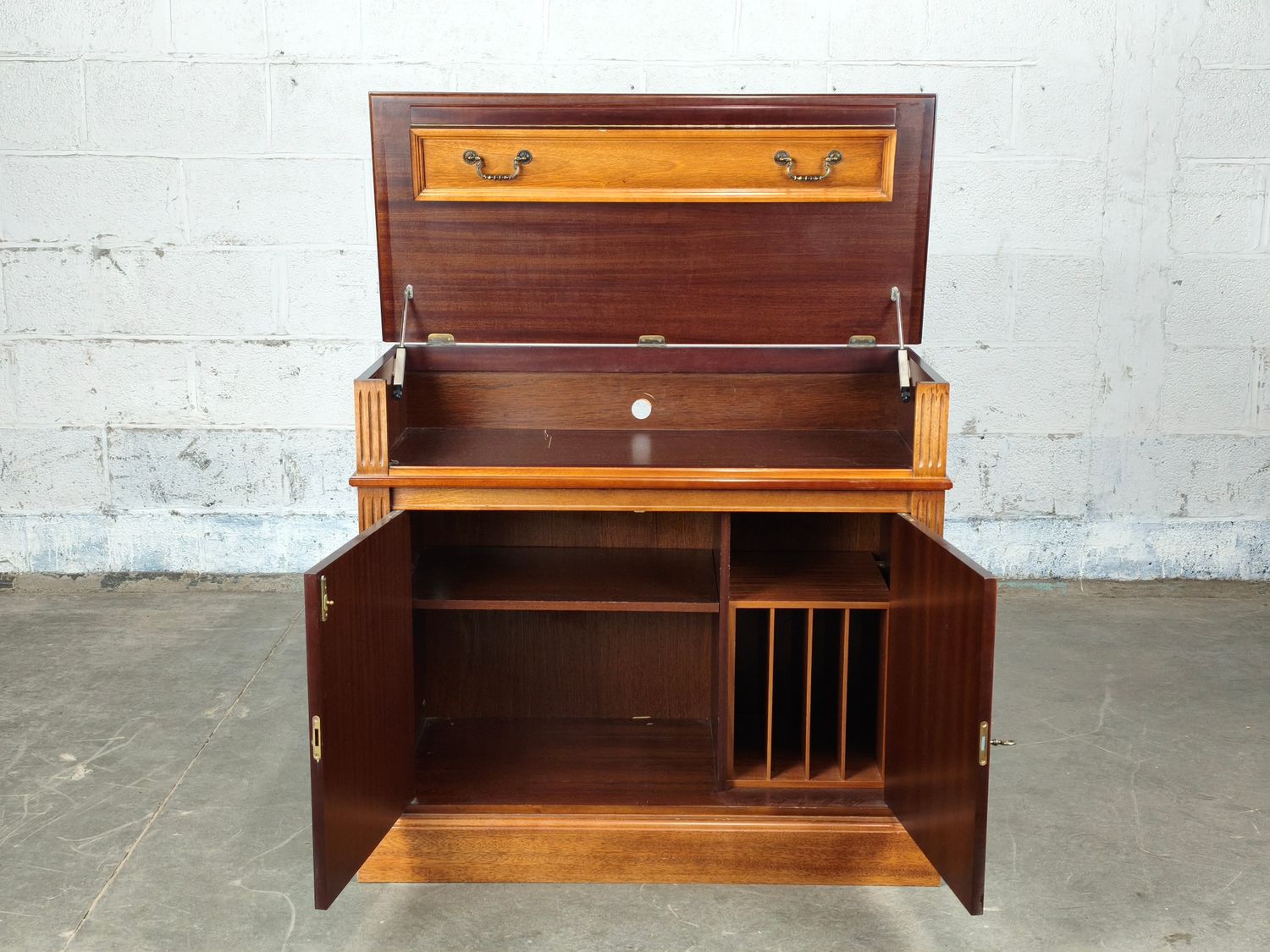 Music cabinet for a recordplayer
