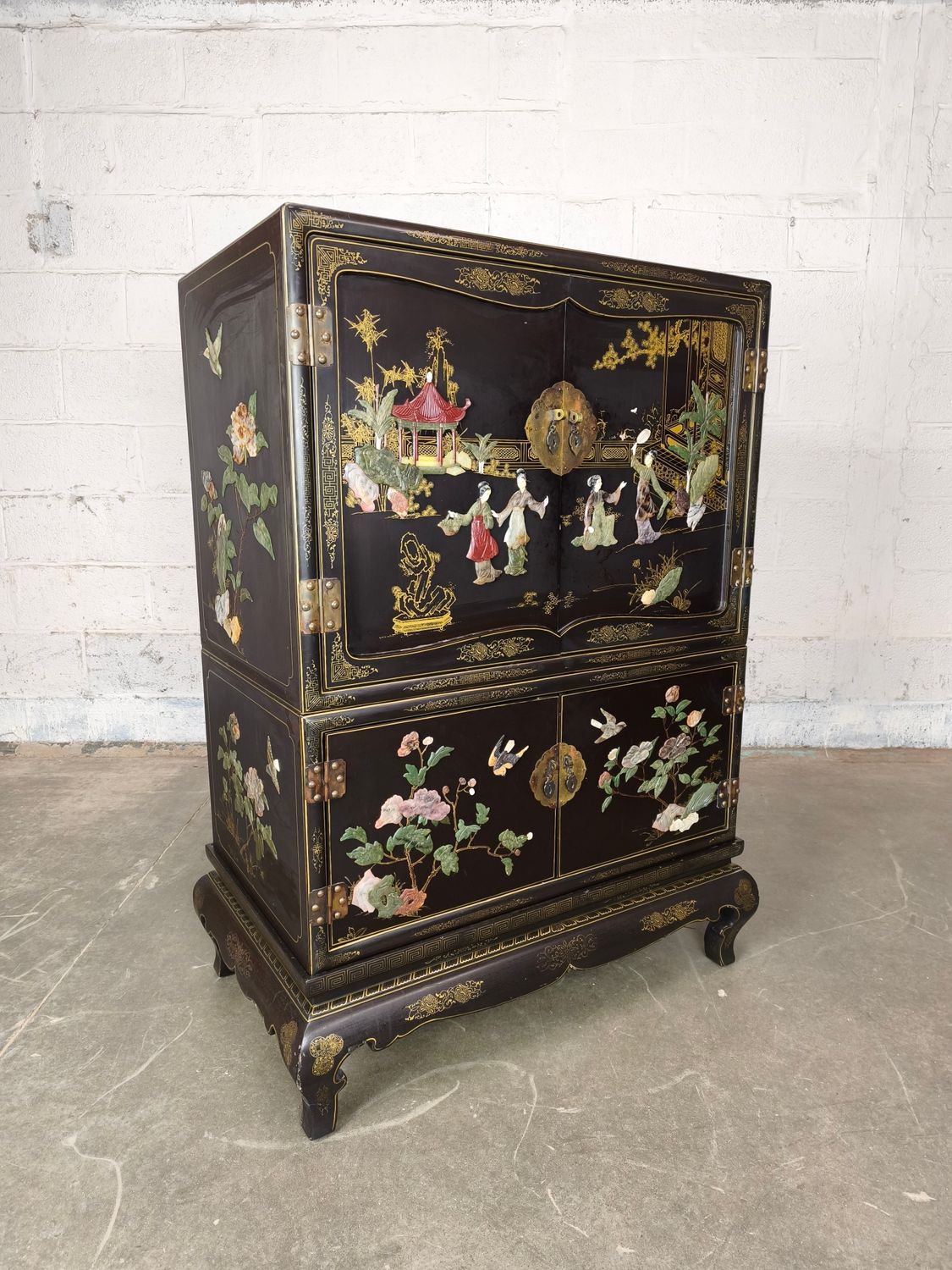 Chinese cabinet with soapstone figures