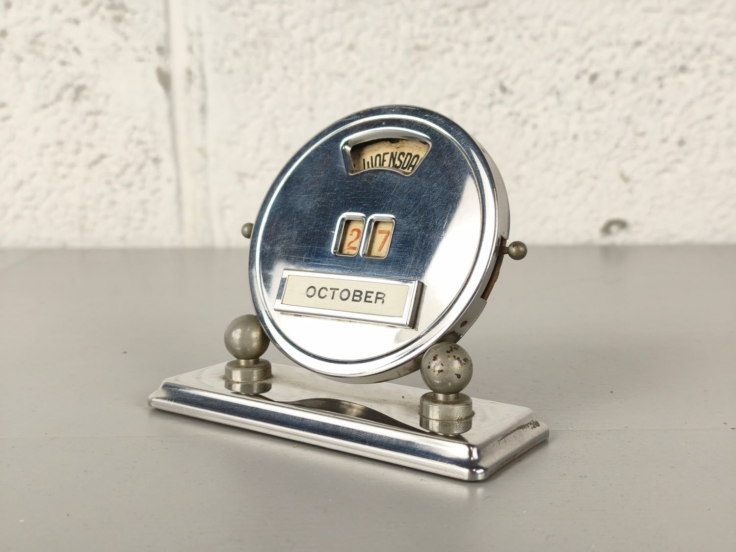 Art deco desk calendar
