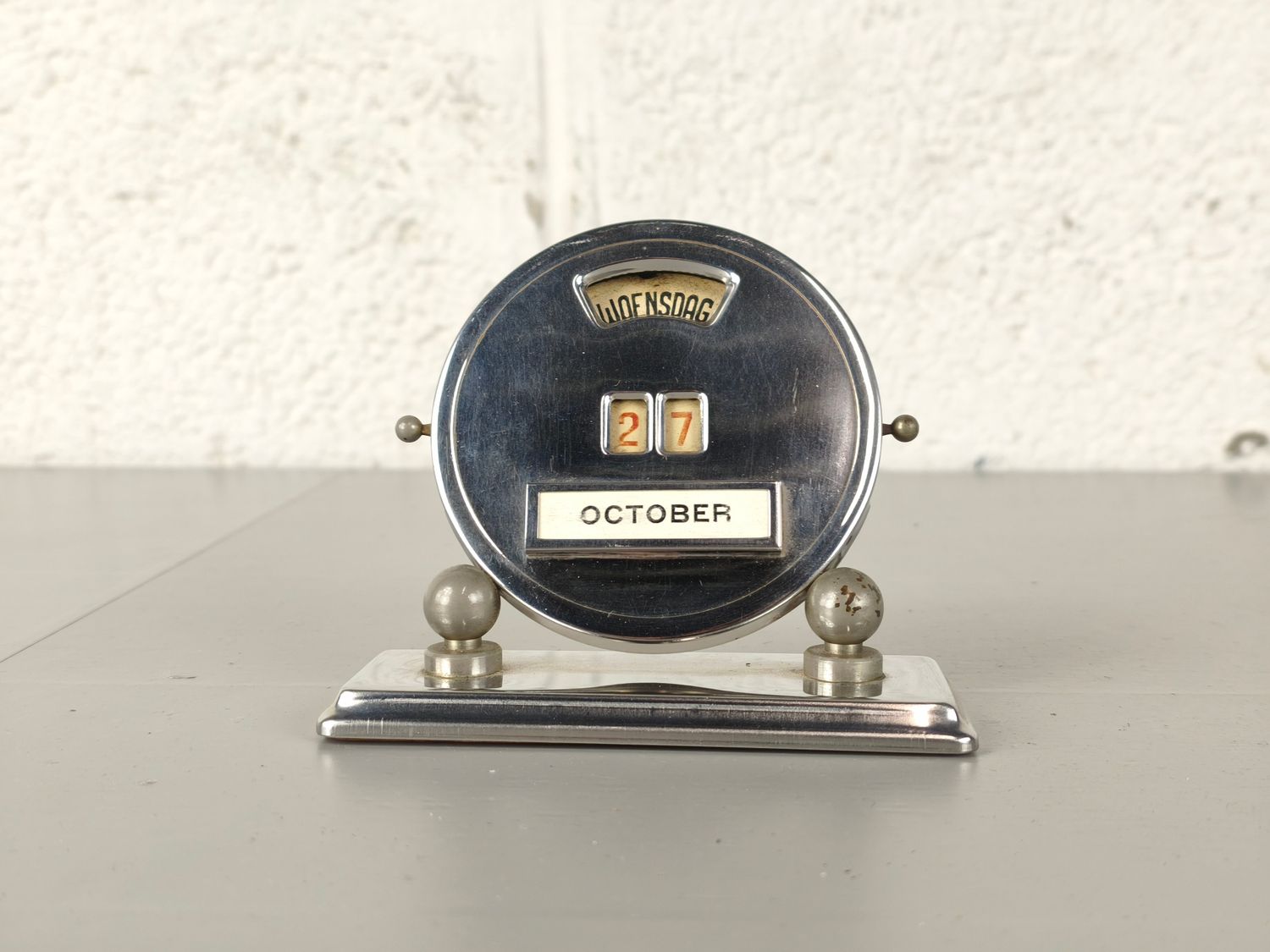 Art deco desk calendar