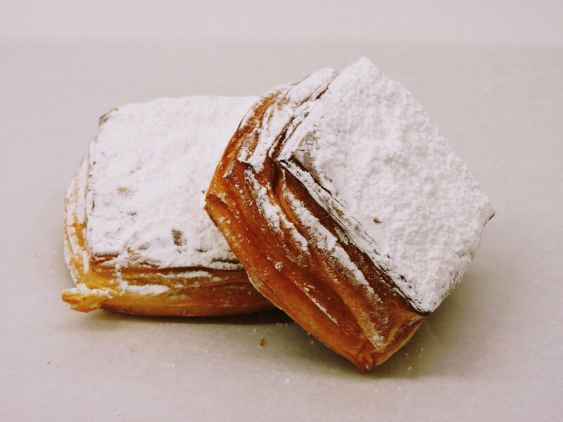 Puddingkoek met bloemsuiker