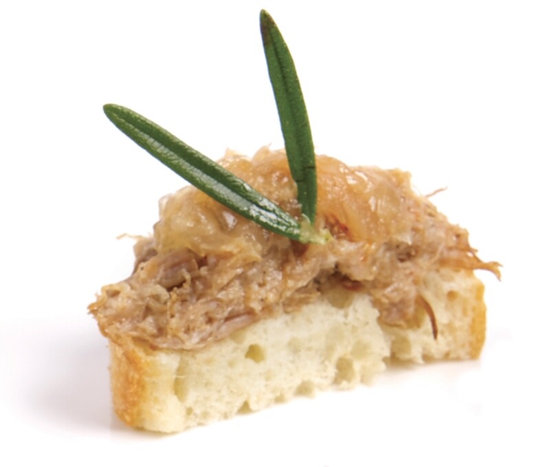 Rillette de canard, oignons confits sur pain grillé