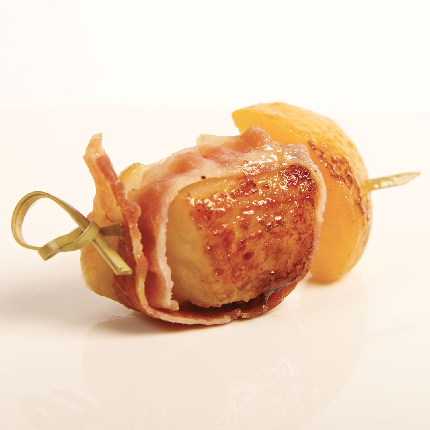 Brochette pétoncle en robe de bacon et abricot