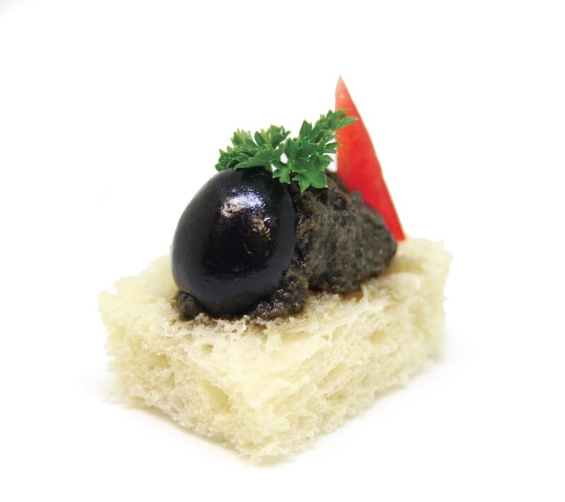 Tapenade d&#39;olive sur pain blanc