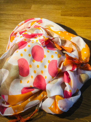 Sjaal: oranje, beige en roze bol