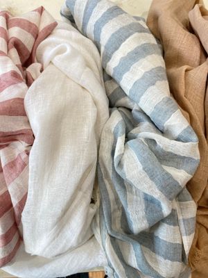 Sciarpe in cashmere ricamate a mano