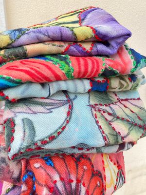 Sciarpe in cashmere ricamate a mano