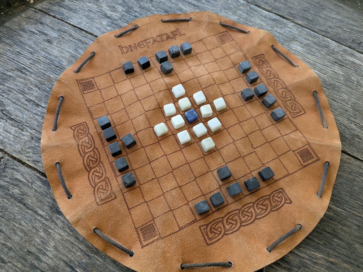 Hnefatafl im Lederbeutel – Wikinger-Spiel aus Leder Hnefatafl im Lederbeutel mit Marmorsteinen