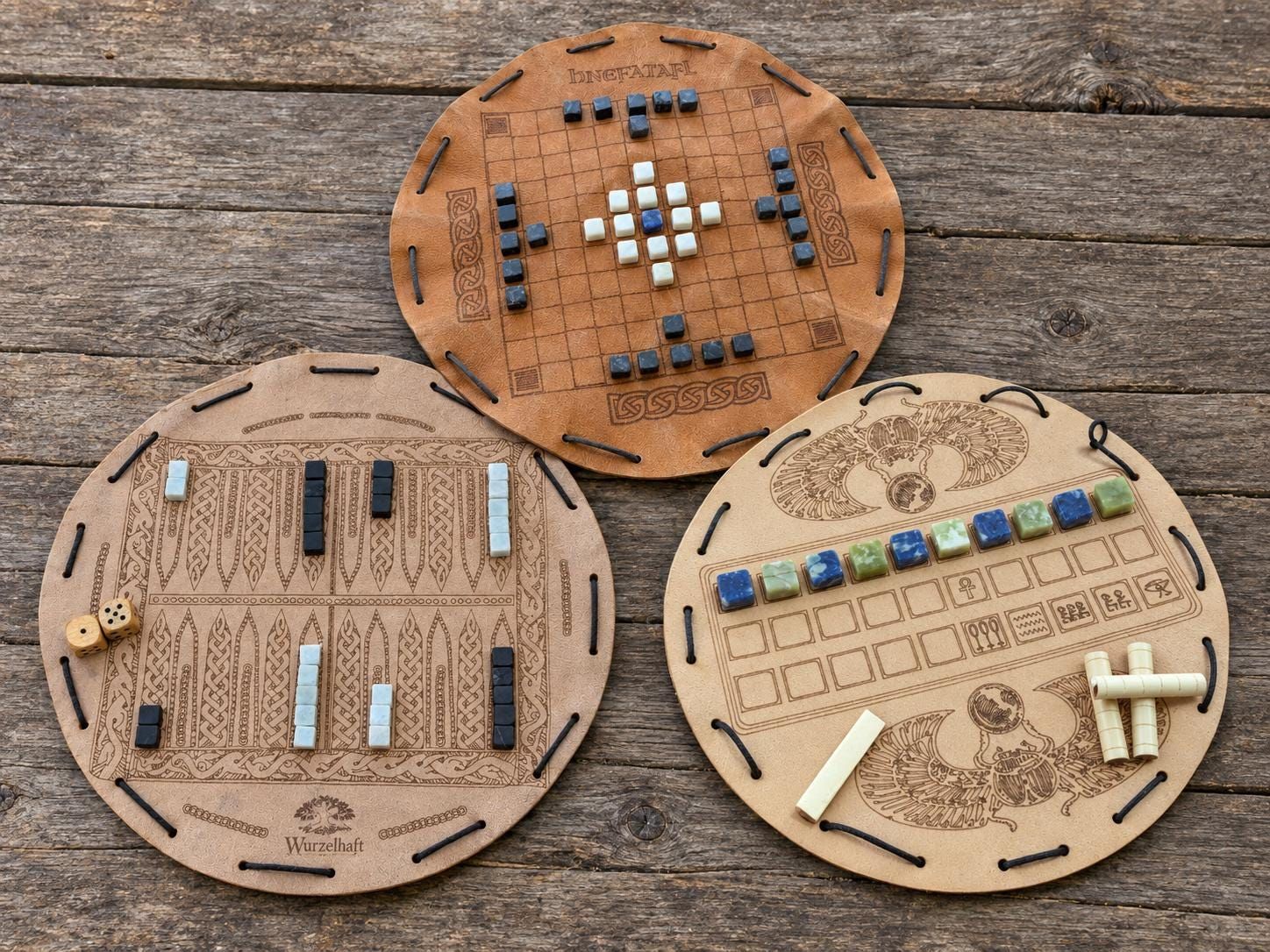 3 historische Lederspiele im Set | Hnefatafl, Backgammon & Senet | handgefertigte Reisespiele aus Ziegenleder 3 historische Lederspiele: Hnefatafl, Backgammon & Senet