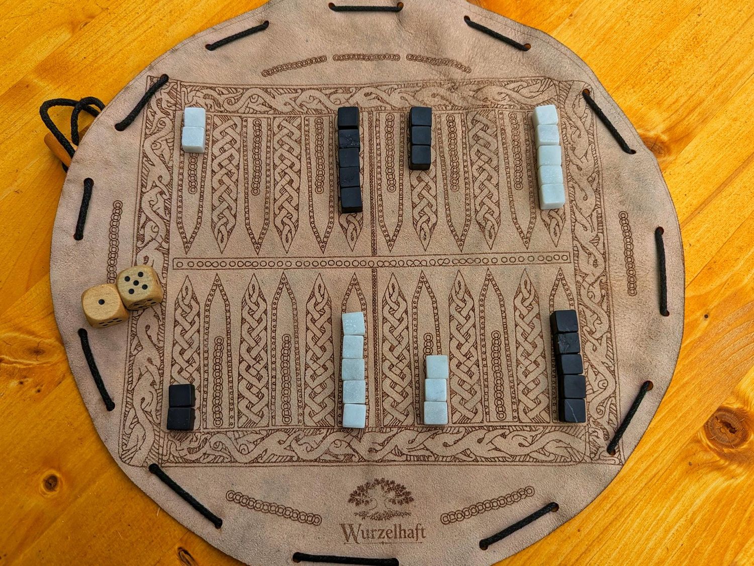 Backgammon aus pflanzlich gegerbtem Ziegenleder mit Marmorsteinen | mittelalterliches Reisespiel | Gloucester Tabula Backgammon aus Ziegenleder – Gloucester Tabula