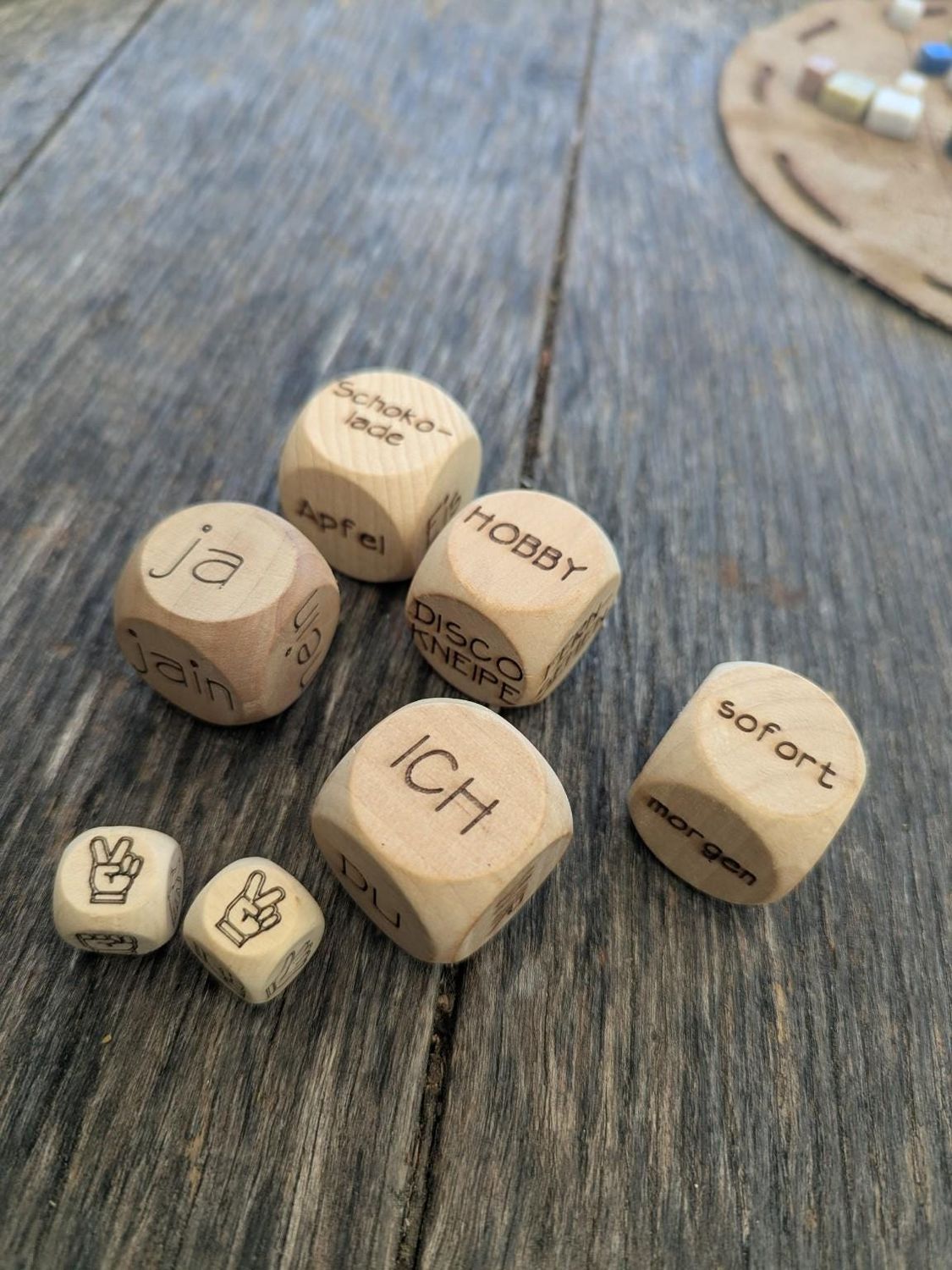 7er Würfelbundle aus Holz – Entscheidungswürfel, Freizeitwürfel & Schere Stein Papier | Geschenkidee und Partyspiel 7er Würfelbundle aus Holz – Entscheidungswürfel